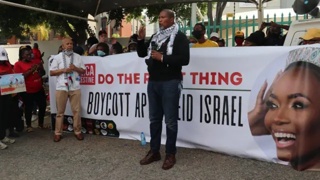 มันดลา แมนเดลา หลายชายของอดีตผู้นำแอฟริกาใต้ผู้ซึ่งเปลี่ยนมานับถือศาสนาอิสลามเมื่อหลายปีที่ผ่านมา ออกมาเคลื่อนไหวเรียกร้องให้ชาติต่าง ๆ แอฟริกาคว่ำบาตรการประกวดครั้งนี้