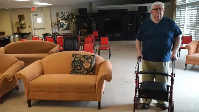 Señor con su andador