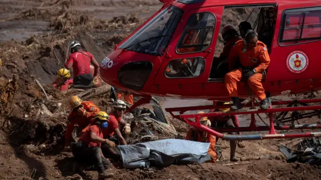 Bombeiros resgatam corpoda loteria esportivaBrumadinho