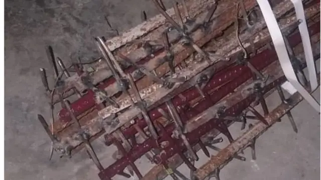 أسلحة بدائية وهروات بمسامير