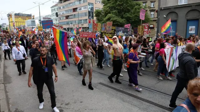 Učesnici su nosili i brojne zastave