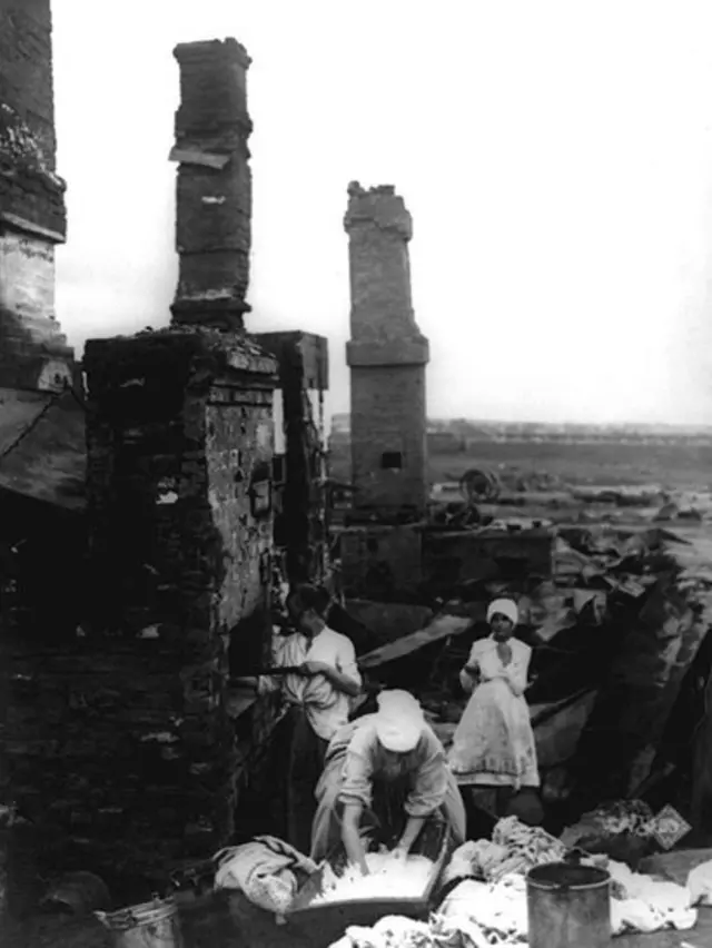 Жители Ярославля возвращаются в разрушенные дома (июль 1918 года)