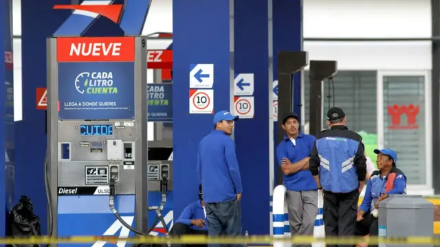 La estrategia contra el robo de combustible causó desabasto en una docena de países.