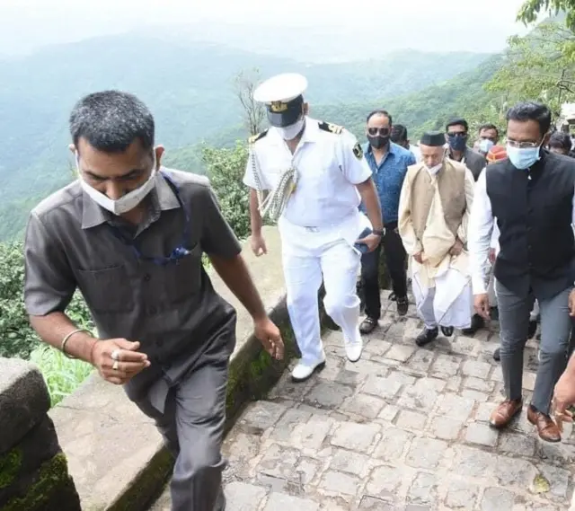उत्तराखंडात पहाडांवर चढाई करणाऱ्या राज्यपालांनी महाराष्ट्रातल्या अनेक किल्ल्यांना भेट दिली आहे. हा फोटो सिंहगडभेटीचा आहे.