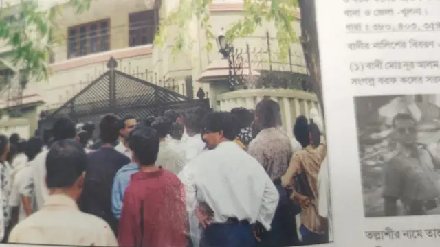 এরশাদ শিকদারের বাড়ি স্বর্ণকমলের সামনে মানুষের ভীড়