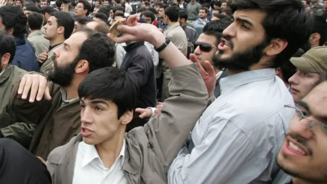 ઑઇલ ઉત્પાદનવાળા પ્રાંત ખુજેસ્તાનમાં પાણીની અછતના કારણે લોકો રસ્તા પર ઊતરી આવ્યા