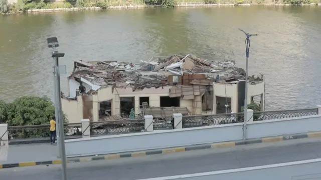 إحدى العوامات التي تم إزالتها