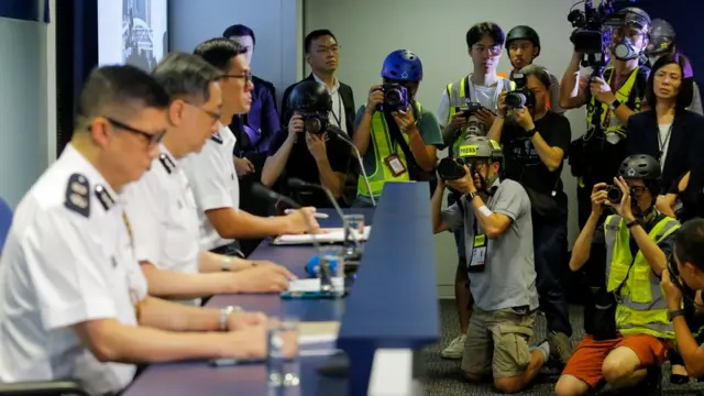 香港警务处处长卢伟聪6月13日举行记者会交代前一日清场行动时，一些记者穿上黄背心，戴上头盔，抗议警方不尊重新闻工作者。