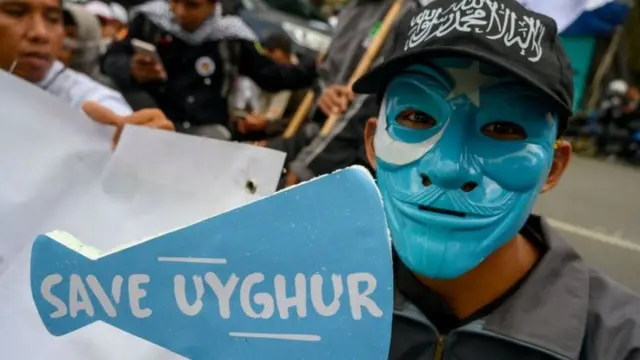 வீகர் முஸ்லிம்களை கட்டாய உழைப்பில் ஈடுபடுத்துகிறதா சீன அரசு?