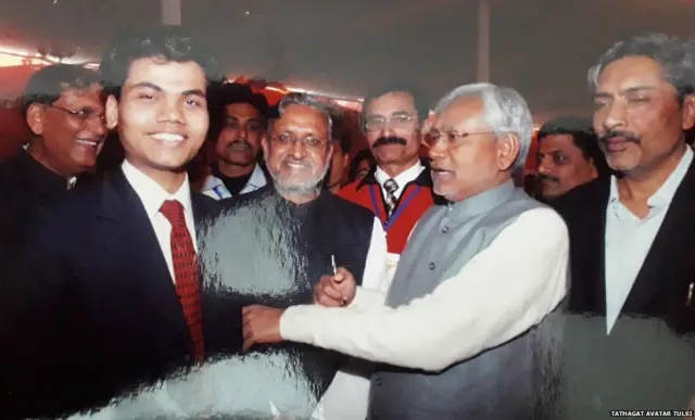 नीतीश कुमार, सुशील कुमार मोदी और प्रकाश झा के साथ एक कार्यक्रम में तथागत अवतार तुलसी