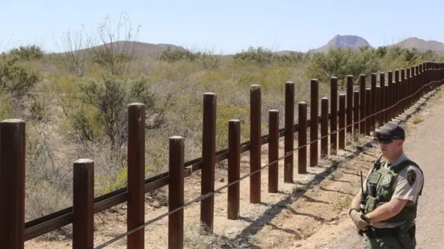 अमरीकी सीमा पर बनी बाड़