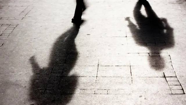 خيال على الأرض لشخصين