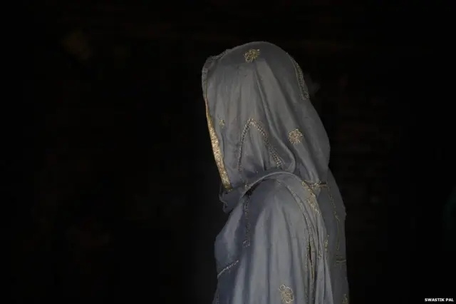 मां का कहना है कि इस घटना के बाद उनकी बेटी की जिंदगी खत्म हो गई है.