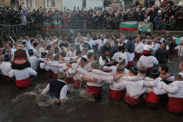 Nakon toga, igranje kola, takozvanog “muškog hora” u ledenoj vodi Tundže otpočinje punim jekom. Boravku u vodi koji u proseku traje oko pola sata uglavnom prethode “pripreme” u vidu celonoćnog ispijanja rakije u lokalnim kafanama.