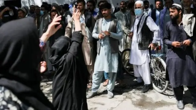 아프간 여성들이 카불에서 여성들의 새 정부 참여를 요구하는 시위를 하고 있다