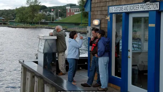 Cerca de la biblioteca, está la oficina de migración para entrar a Estados Unidos.