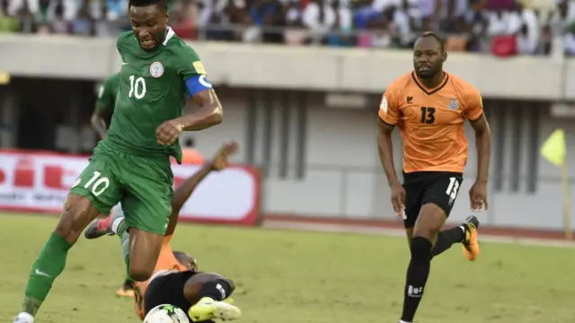 Mikel Obi gba bọọlu kọja agbabọọlu Zambia kan