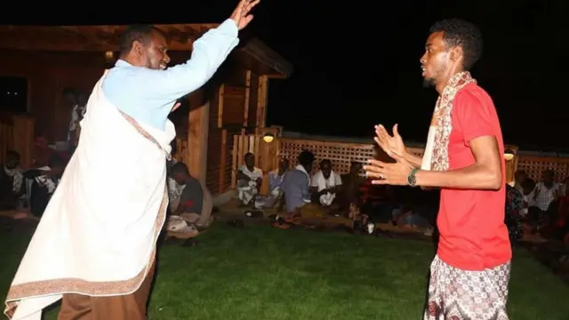 Saaxiibkay Maxamed Barroow iyo Abwaan Cabdi oo waallo ciyaaraya