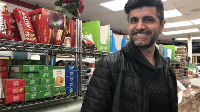 Todd Khodadadi es dueño de una tienda de víveres y productos iraníes.