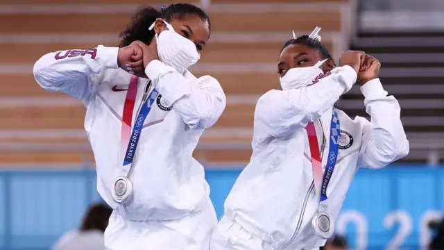 바일스는 경기가 끝난 후 동료들을 응원하기 위해 경기장에 남았다