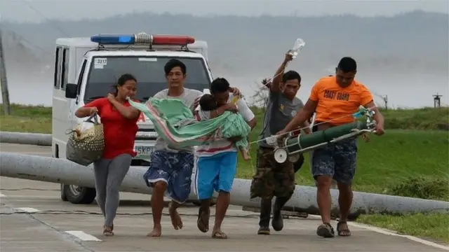 తుపాను సహాయక చర్యల్లో భాగంగా జబ్బుపడిన ఒక చిన్నారిని వైద్యం కోసం తరలిస్తున్న కుటుంబం