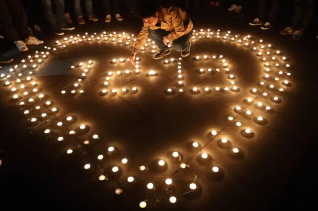 南京东南大学九龙湖校区举行纪念南京大屠杀烛光祭活动（中新社图片12/12/2016）