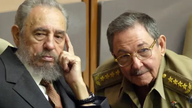 Fidel Castro com seu irmão Raúl