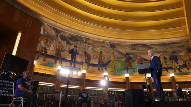 تأييد بايدن مرتفع بين غير المنتمين دينياً