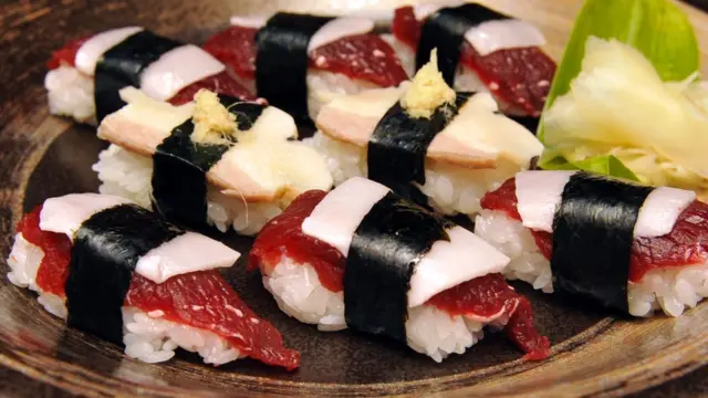 Imagem mostra sushi feito usando carneroleta realsbetbaleia