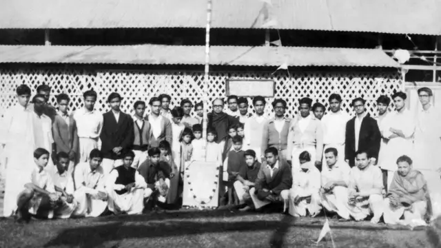 অধ্যাপক অমিয় চক্রবর্তী ও ছাত্ররা।