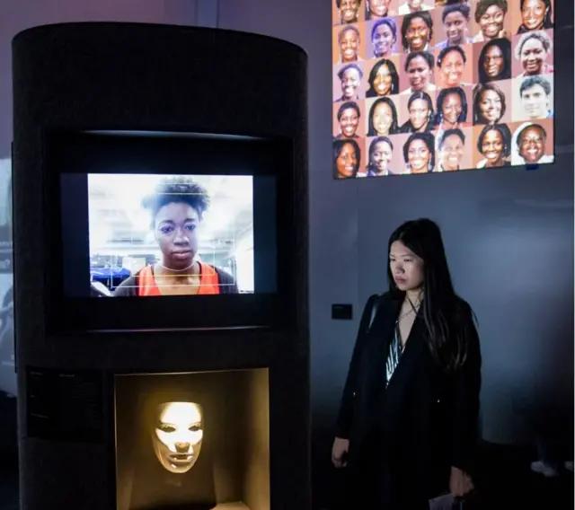 Algoritam veštačke inteligencije je onoliki dobar koliko su dobri podaci iz kojih ona uči, tako da ona često može da pokupi i preuveliča pristrasnosti koje su već dominantne u okviru društva