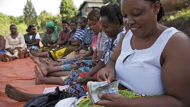 Une femme comptant de l'argent lors d'une collecte