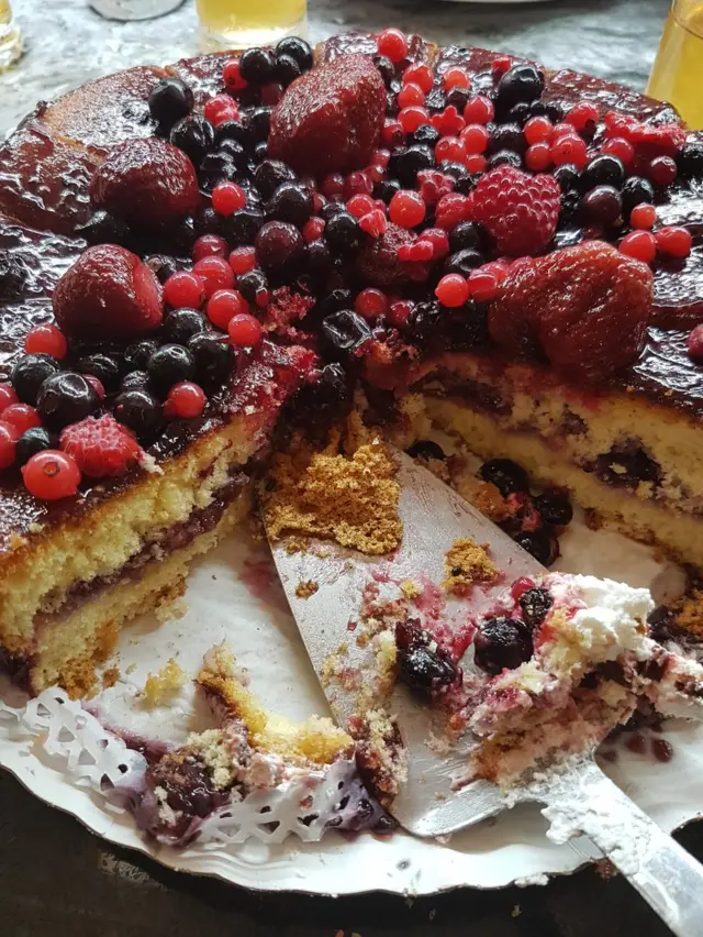 Un pastel de frutas.