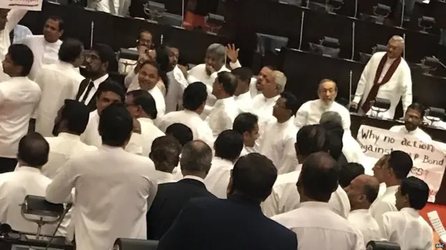 පාර්ලිමේන්තුවේ හටගත් කලහකාරී තත්වය