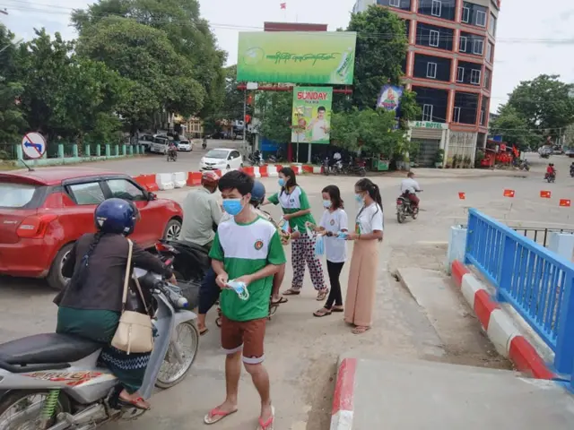 မိထ္ထီလာကန်တံတားထိပ်မှာ မဲဆွယ်ကာလ နှာခေါင်းစည်းဝေနေကြစဥ်