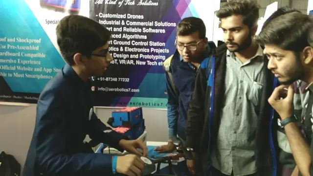 हर्षवर्द्धन ज़ाला ड्रोन दिखाते हुए