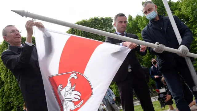 меняют флаг