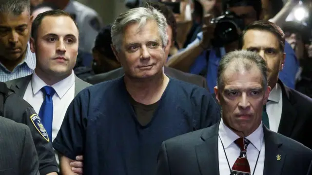 Paul Manafort (au centre) arrivant dans un tribunal de Manhattan en juin 2019