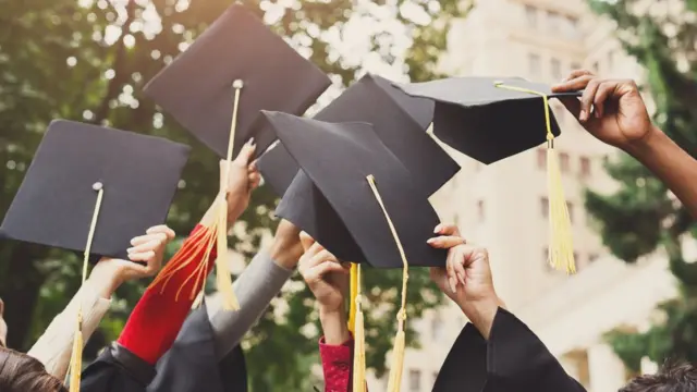 Graduandos levantam beca