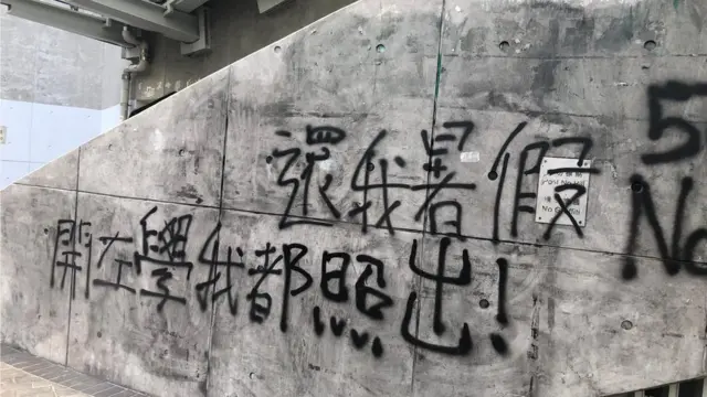 有示威者喷上涂鸦,写上"还我暑假,开学后我也照常出来"。