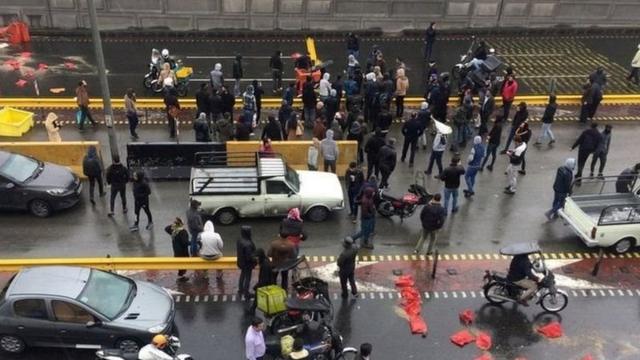 معترضان که با شوک قیمت سه برابری بنزین مواجه شده بودند در تهران و سایر شهرها بعضی راهها را بستند