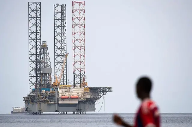 Une photo prise le 19 janvier 2017 montre une plateforme pétrolière off-shore, au large de Port-Gentil au Gabon.