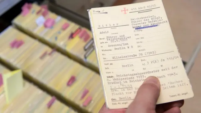 Ficha de Adolf Hitler en la la Oficina Central de Investigación de Delitos del Nacional Socialismo.