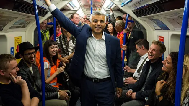 ரயில் பயணம் செய்யும் சாதிக் கான்