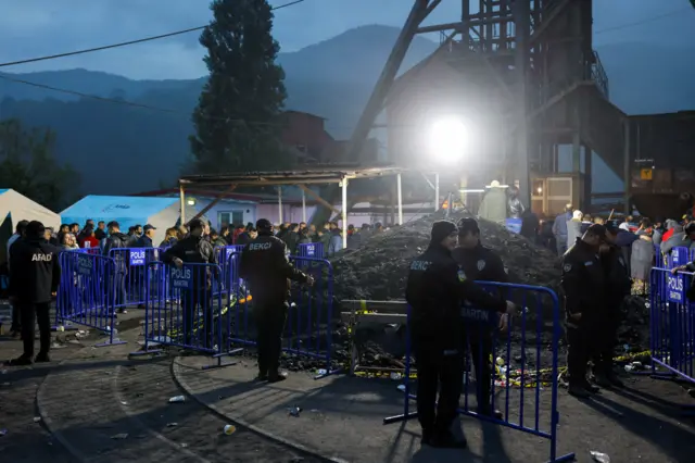 امنیتي کسانو له چاودنې وروسته هلته امنیتي اغزن تار لګولی