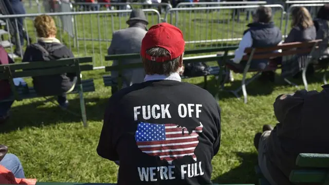 Un seguidor de Trump con una camiseta con un mensaje contra la inmigración.