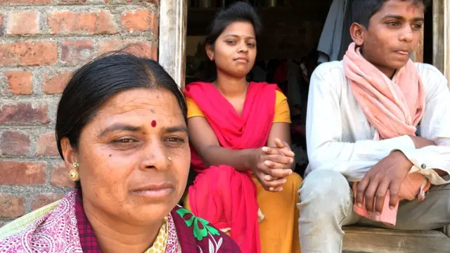 अमोलची आई आणि भाऊ बहिण