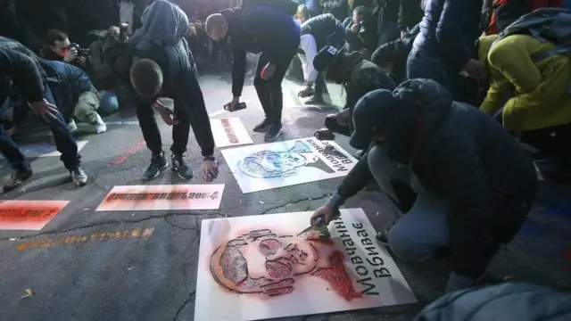 Активісти наносять зображення президента з написом "Мовчання вбиває"