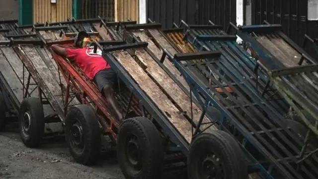 රැකියා අහිමිව