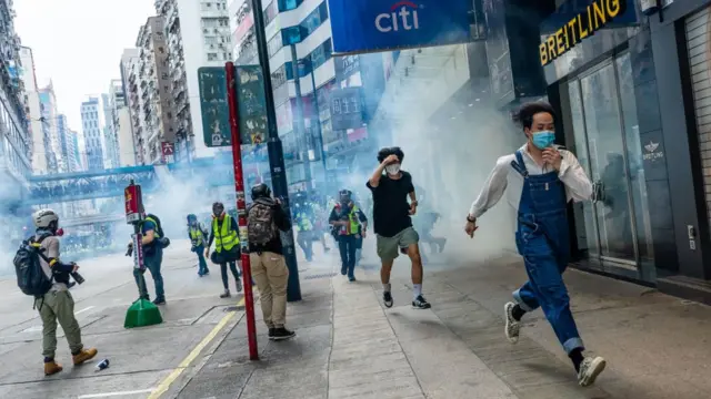 Hafta sonu Hong Kong'da meydana gelen protestolara polis göz yaşartıcı gaz ile müdahale etti